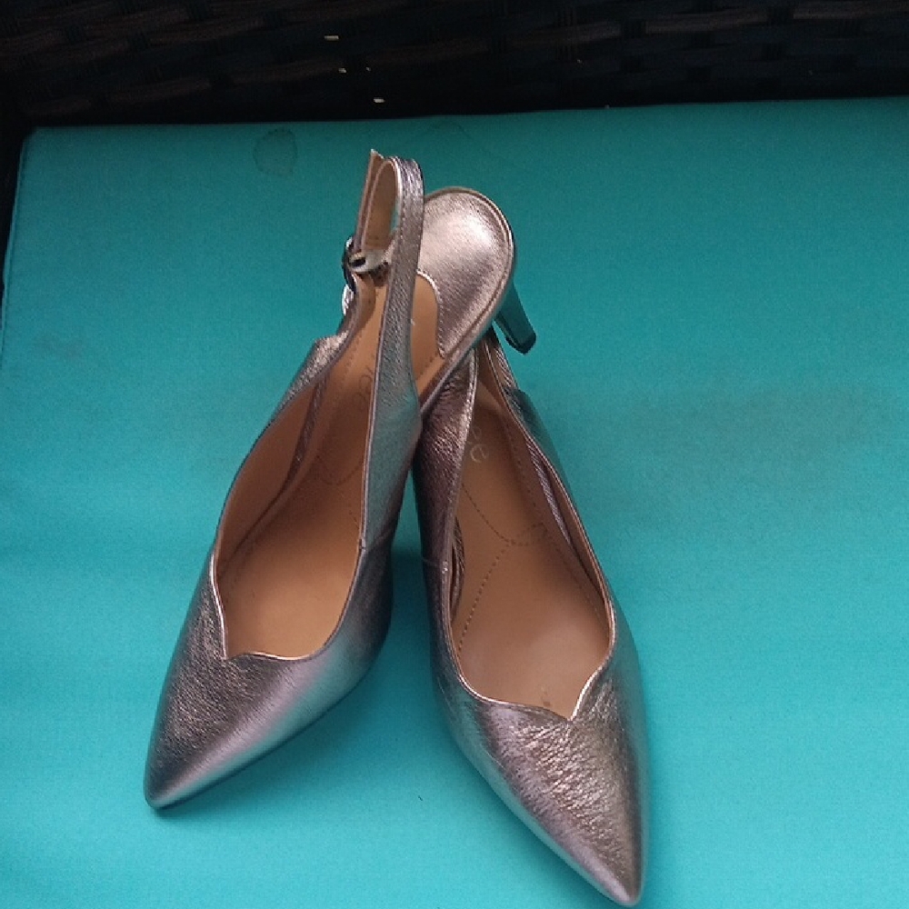 J.Renee' Pewter/Siver Leather. Size 7.5 M.Slingback
